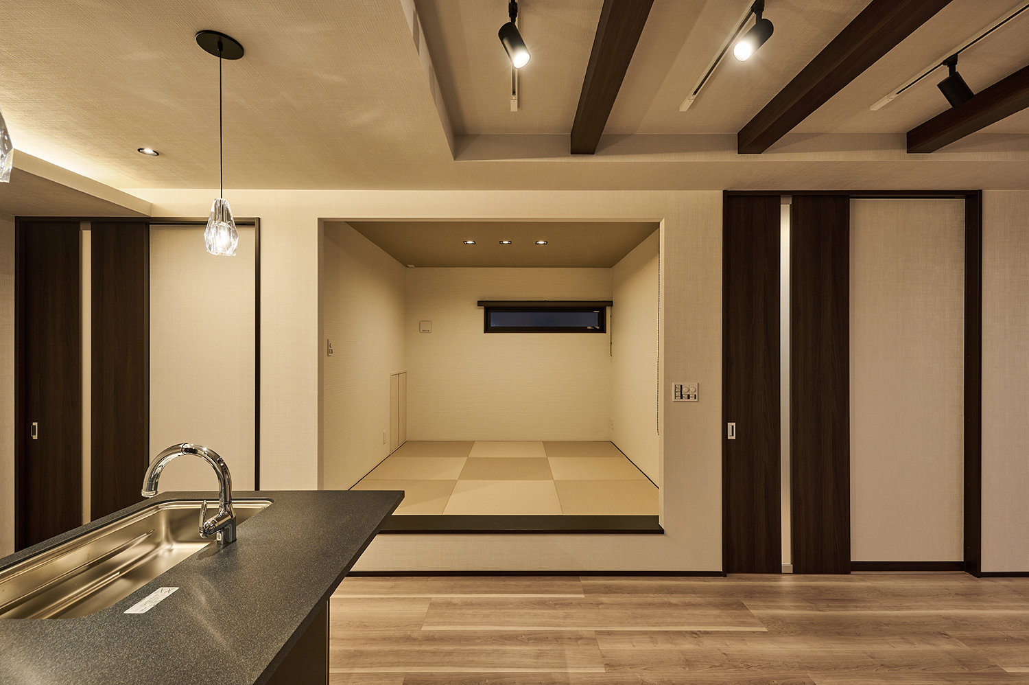 キッチンから目が届き子育てに便利。注文住宅のリビングに設けた小上がり和室。