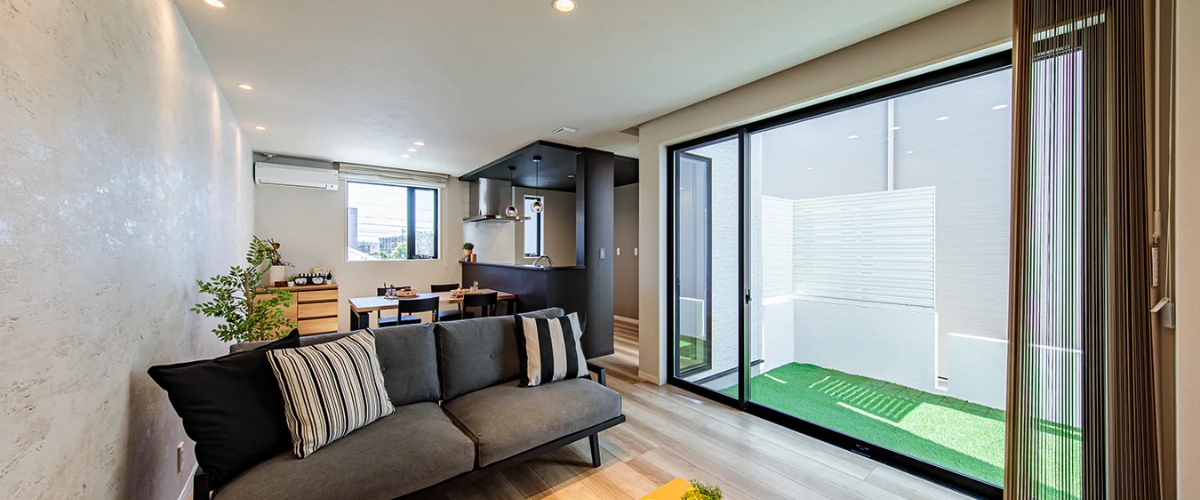 注文住宅で人気の「坪庭」。リビングから緑を眺める豊かな暮らしや、子供が自然と触れ合う機会を叶えます。後悔しないための日当たりやメンテナンスのポイントも解説。プライバシーを守りつつ、光と風を取り込む開放的な住まいづくりを玉善がご提案します。