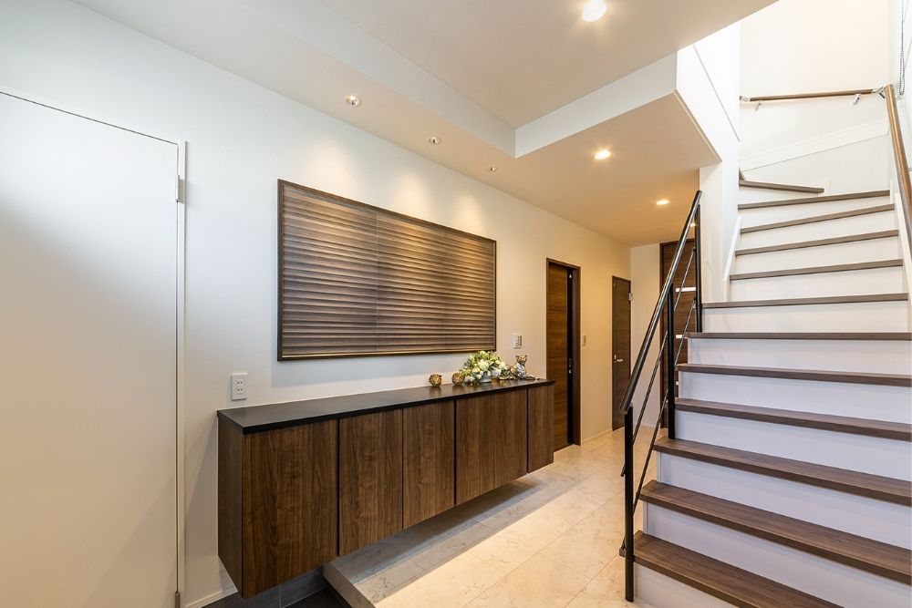 注文住宅の玄関吹抜け。階段と一体になった明るく開放的な玄関空間